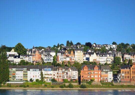 Eine Stadt an einem Fluss