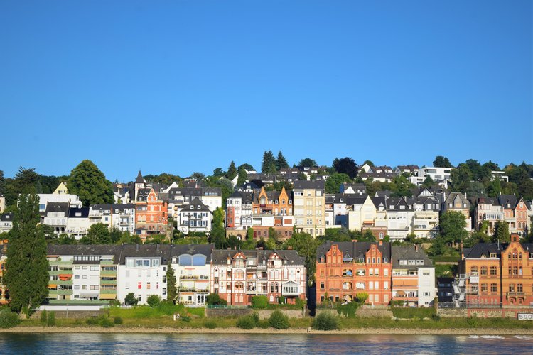 Eine Stadt an einem Fluss
