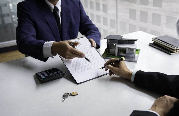 Kunde Unterschreibt Vertrag eines Immobilienberaters