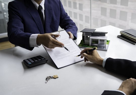 Kunde Unterschreibt Vertrag eines Immobilienberaters